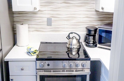 Lake Park House | BY THE BEACH WITH A POOL! PRIVATE GUEST STUDIO APT. WITH A FULL KITCHEN & BATH!