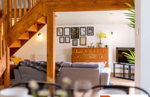 Longford House | ByEvo Oswestry Barn - Quirky romantic retreat or Cosy contractor base