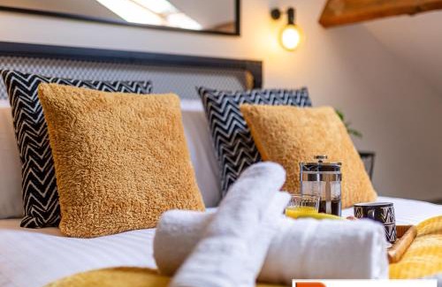 Longford House | ByEvo Oswestry Barn - Quirky romantic retreat or Cosy contractor base