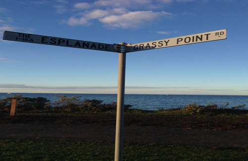 Portarlington House | Byron@Portarlington Vic -90 steps to the beach & bottle of local wine on arrival