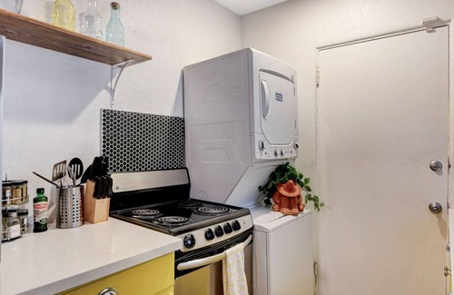 Downtown Las Vegas Apartment | #C 2qu Kids ok 1Story by Fremont St Pets pay more