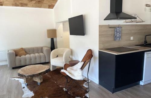 Mees House | C'est une maison bleue adossée à la forêt