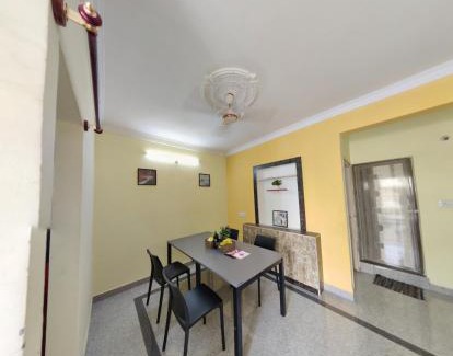 Mahadevapura Hotel | C Suites - Carolina
