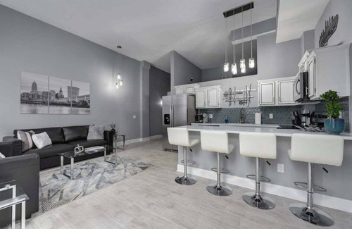 Downtown Cleveland Condo | C- Town Suite - Clean, Cozy, Snazzy