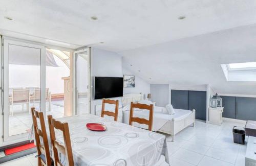 Cannes La Bocca Apartment | C009-Duplex avec vue sur mer et piscine