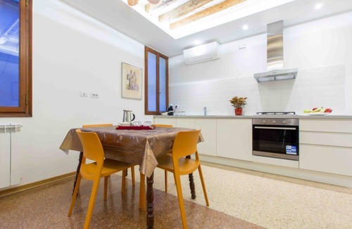 Dorsoduro Apartment | Ca Grimani Private Terrace and Comfort
