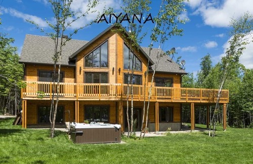 Petite-Riviere-Saint-Francois Ski Chalet | Luxurious cottage with hot tub, pool table near ski slopes Charlevoix