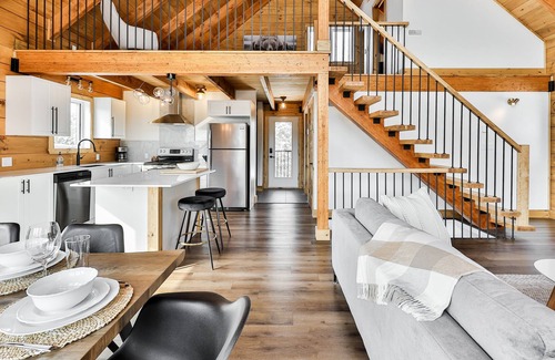 Sainte-Marguerite-du-Lac-Masson Ski Chalet | Canadian Mountain Family Cabin near ski and lake