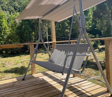 Lenca House | Cabaña con árboles nativos en su patio.