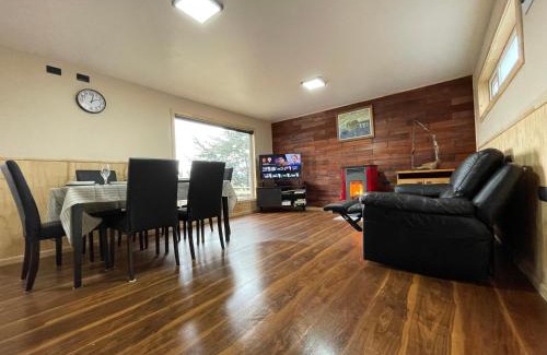 Castro House | Cabaña de Lujo en Llau Llao, con agua purificada, confort y bienestar con especial cuidado ambiental, hermosa vista, estratégicamente ubicada entre Castro y Dalcahue