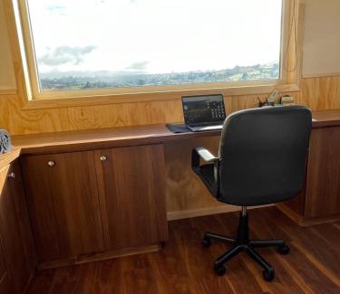 Castro House | Cabaña de Lujo en Llau Llao, con agua purificada, confort y bienestar con especial cuidado ambiental, hermosa vista, estratégicamente ubicada entre Castro y Dalcahue