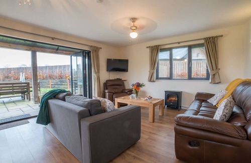 Rhayader Cabin | Caban Nant Ddu - Cabin with Hot Tub Sleeping 6 guests