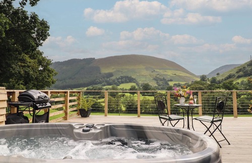 Dinas Mawddwy Cottage | CABAN TIRION, romantic, with hot tub in Dolgellau