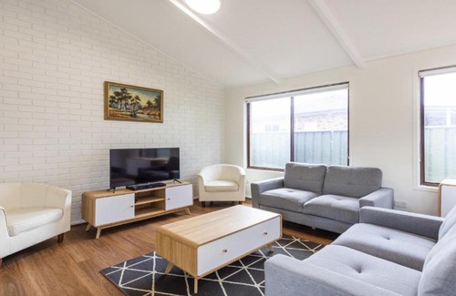 Yamba House | Cabana Feliz Yamba, Pet Friendly Cottage