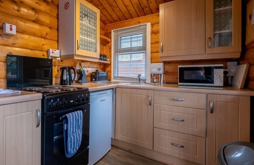 Bronaber House | Cabin 170 is a pet-friendly, silver graded, 2 bedroom self-catering log cabin sleeping 5 people (1 d