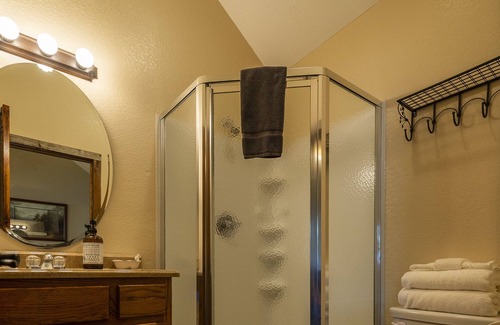 Waco House | Cabin 2 Rental 15 minutes from Magnolia and Baylor