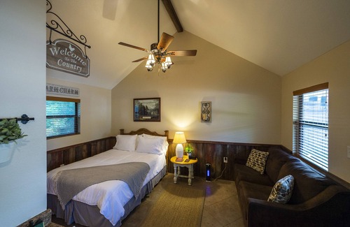 Waco House | Cabin 2 Rental 15 minutes from Magnolia and Baylor