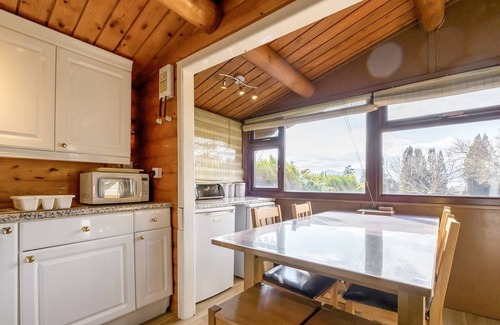 Bronaber House | Cabin 237 is a gold graded, 3-bedroom self-catering log cabin sleeping 6 people (2 double rooms, 1 t