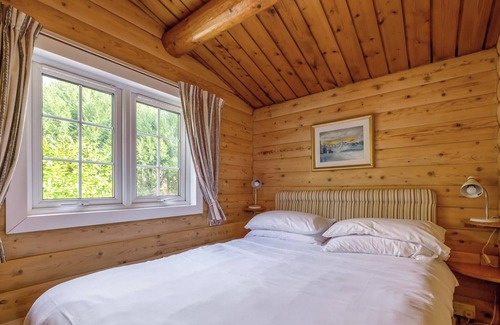Bronaber House | Cabin 237 is a gold graded, 3-bedroom self-catering log cabin sleeping 6 people (2 double rooms, 1 t