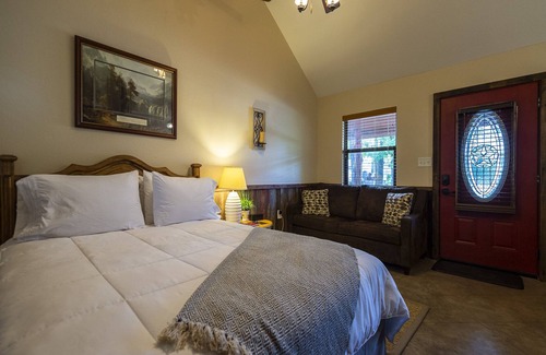 Waco House | Cabin 3 Rental 15 minutes from Magnolia and Baylor