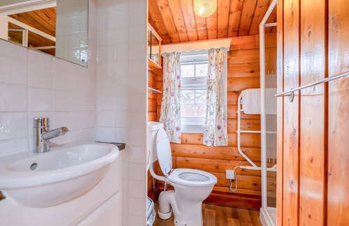 Bronaber House | Cabin 329 is a pet friendly, gold graded, 2-bedroom self-catering log cabin sleeping 4 people (1 dou