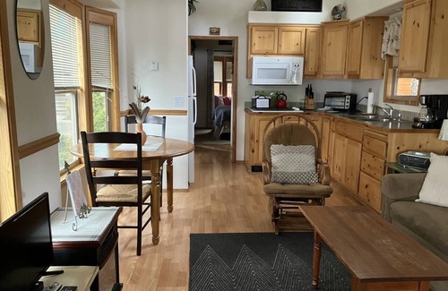 Ashland House | Cabin #4 at Hyatt Lake Resort