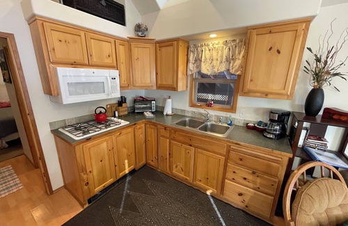 Ashland House | Cabin #4 at Hyatt Lake Resort