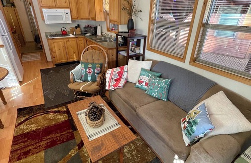 Ashland House | Cabin #4 at Hyatt Lake Resort