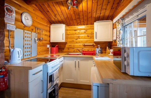 Bronaber House | Cabin 74 is a pet-friendly, bronze graded, 2-bedroom self-catering log cabin sleeping 4 people (1 do