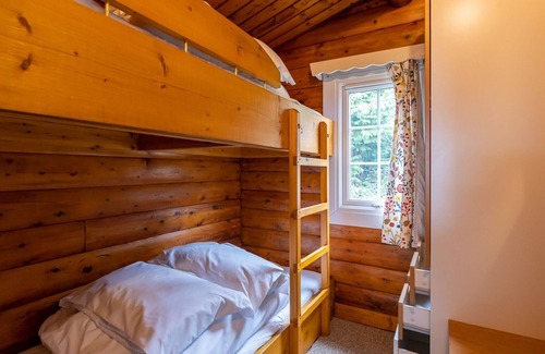 Bronaber House | Cabin 74 is a pet-friendly, bronze graded, 2-bedroom self-catering log cabin sleeping 4 people (1 do