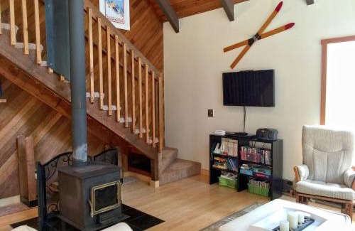 Glacier House | Cabin 99 is a Charming Cabin with a hot tub and Pet Friendly