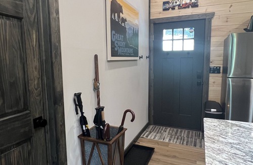 Gatlinburg - Pigeon Forge Cabin | Cabin Fever: Hot Tub, Game Craze, Dollywood Days!