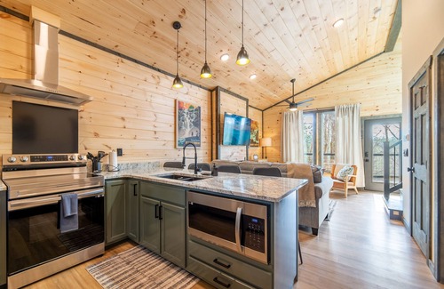 Gatlinburg - Pigeon Forge Cabin | Cabin Fever: Hot Tub, Game Craze, Dollywood Days!