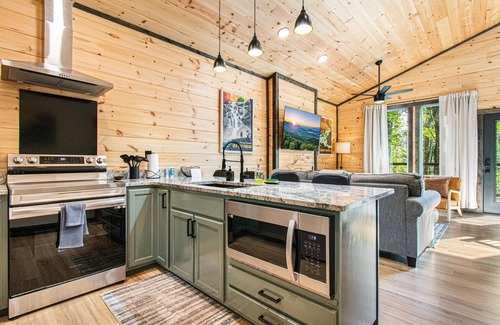 Gatlinburg - Pigeon Forge Cabin | Cabin Fever: Hot Tub, Game Craze, Dollywood Days!