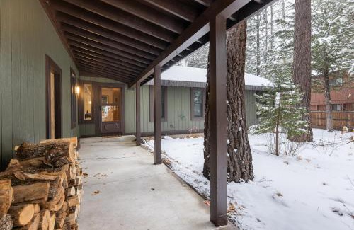 Tahoe Sierra Estates House | Cabin for 8 HotTub Close to Ski Town Private Beach