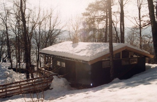 Oystese Cabin | Cabin in meditative oak woods (Neshagen 2)