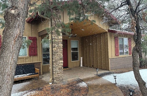 Show Low Cabin | Cabin in pines! HotTub, King Beds, Fire Pit, Grill, pool table, Game Rm!