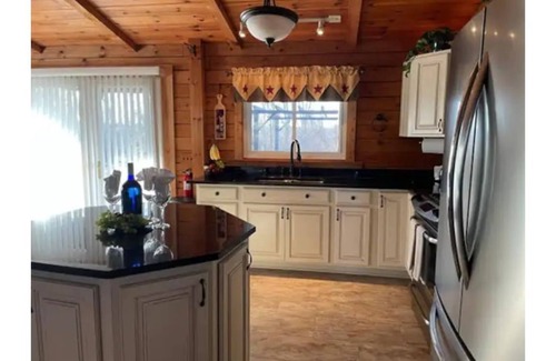 Geneva Cabin | Cabin minutes from Seneca lake! Fire pit, horse shoe pit, hot tub!