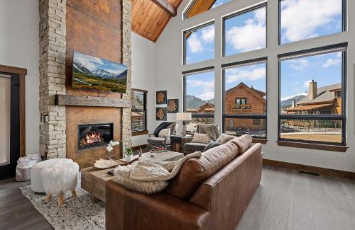Estes Park House | Cabin on Lake Estes! Private Jacuzzi Two Patios Indoor and Outdoor Fireplace