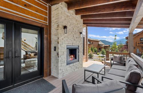 Estes Park House | Cabin on Lake Estes! Private Jacuzzi Two Patios Indoor and Outdoor Fireplace
