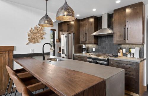 Estes Park House | Cabin on Lake Estes! Private Jacuzzi Two Patios Indoor and Outdoor Fireplace