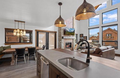 Estes Park House | Cabin on Lake Estes! Private Jacuzzi Two Patios Indoor and Outdoor Fireplace