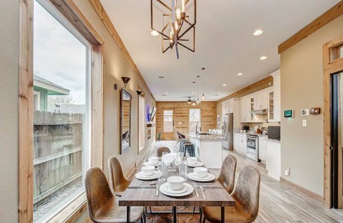 Northside House | CABIN ON MAIN ST✦SLEEPS 10✦CENTRAL✦KING BED ✦WIFI