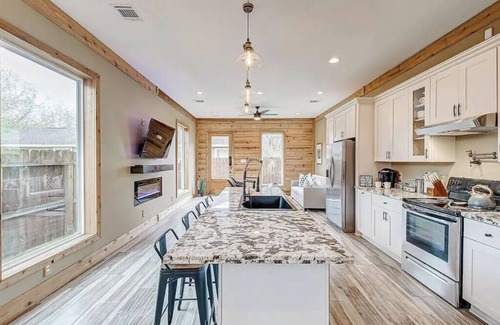 Northside House | CABIN ON MAIN ST✦SLEEPS 10✦CENTRAL✦KING BED ✦WIFI