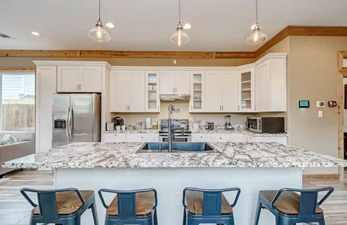 Northside House | CABIN ON MAIN ST✦SLEEPS 10✦CENTRAL✦KING BED ✦WIFI