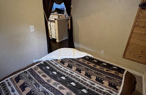 Drake Resort | Cabin on the river with private balcony 5 min to Estes park with hot tub nice!