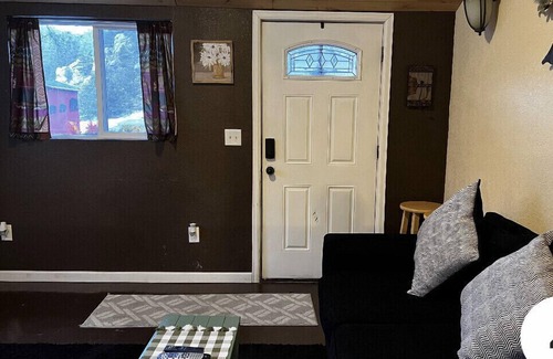 Drake Resort | Cabin on the river with private balcony 5 min to Estes park with hot tub nice!