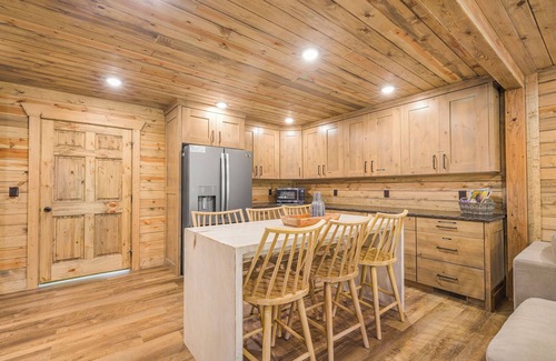 Island Park Cabin | Cabin w/7-Bedroom, Hot Tub, Arcade Games, Riverfront Bliss