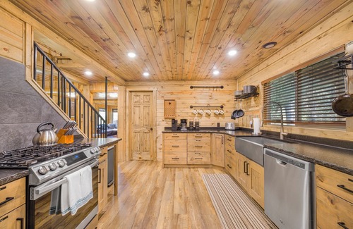Island Park Cabin | Cabin w/7-Bedroom, Hot Tub, Arcade Games, Riverfront Bliss