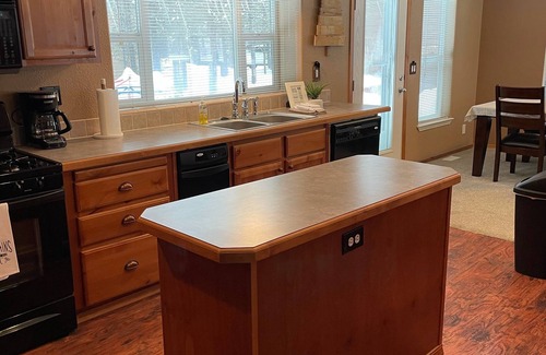 Island Park Cabin | Cabin w/Hot Tub, 2 Car Garage, close 3 min walk to the Lake!